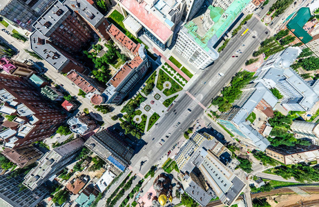 与空中城市景观 十字路口 道路 房屋 建筑物 公园及停车场。阳光灿烂的夏天全景图像