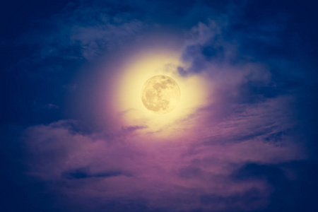 与阴天又美丽的月亮的夜空。老式的影响口气