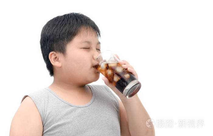 肥胖男孩喝可乐被隔绝在白色