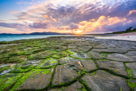 冲绳岛岩石海滩