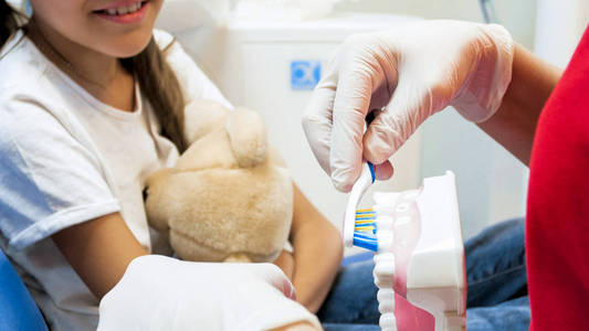 用 totthbrush 和塑齿模型对儿科牙医特写图像的研究