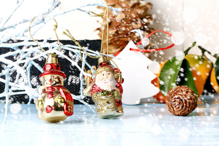 一个轻木背景选择性柔焦乡村风格的圣诞装饰