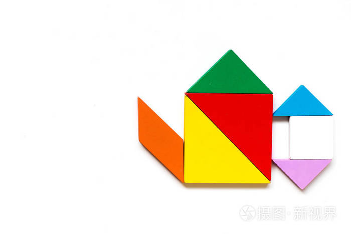 彩色木七巧板拼图在白色背景水壶形状