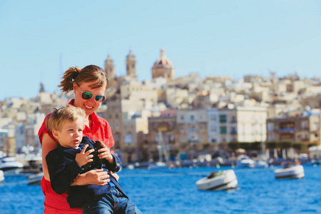 母亲和儿子在马耳他，欧洲旅行