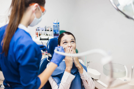 年轻妇女患者害怕牙科治疗