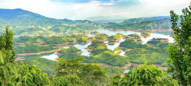 塔粪湖在夏天的午后, 太阳照耀在湖面上, 树上的小岛上的天堂。这是越南发援会农场水电库