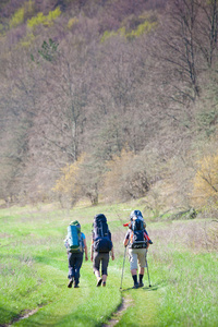 在承运人的孩子在克里米亚山脉徒步旅行