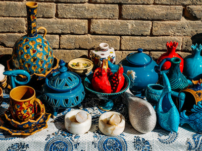 铜花瓶 盘子和碗手工多彩波斯搪瓷叫的米娜和绘有精细的花纹设计，传统上在伊斯法罕，伊朗