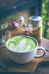 绿茶热饮拿铁白杯木桌香气放松时间咖啡店咖啡厅