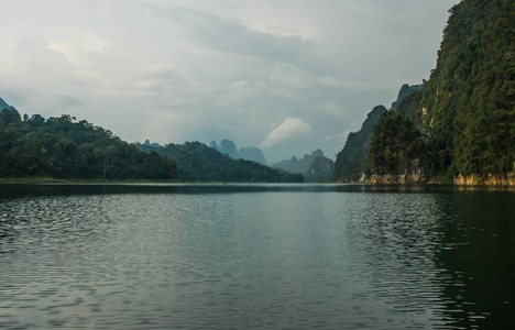 在泰国 Chieou 档口湖的风景和独特景观