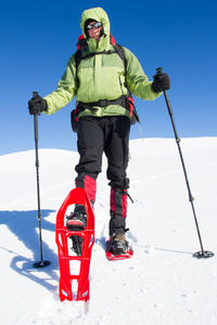 在山里徒步旅行带着背包和帐篷雪的冬天