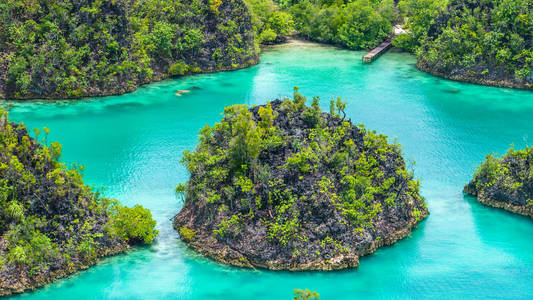 关闭一些岩石岛在印度尼西亚西巴布亚 Raja Ampat，Painemo