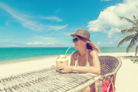 快乐的金发女人，帽子和太阳镜上热带海滩 s