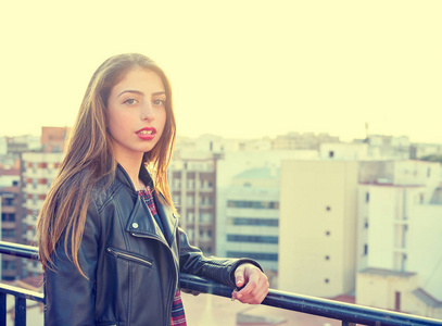 少年摇滚女孩站在户外屋顶露台