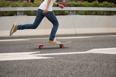 高速滑板 sakteboarding 的裁剪图像