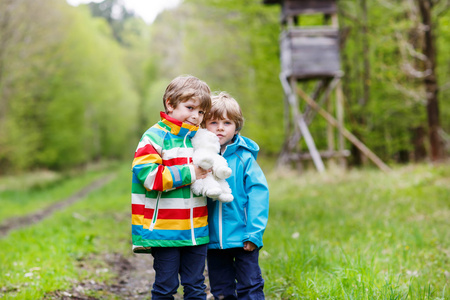 两个男孩在寒冷的一天穿过森林