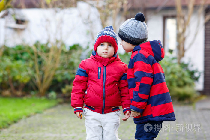 两个小男孩一起在户外散步