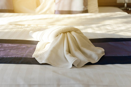 在卧室酒店床上的白毛巾装饰