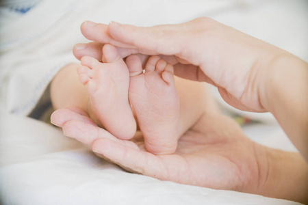 婴儿的脚在母亲的手特写