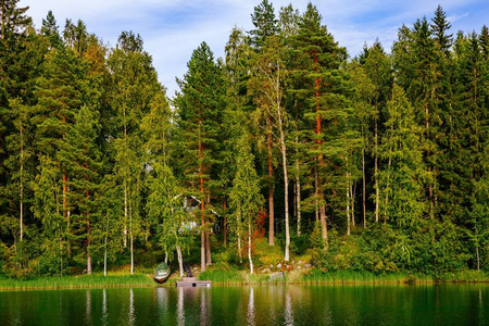 木制小木屋在湖在夏天在芬兰