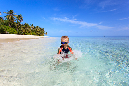 快乐的小男孩，在热带海滩游泳