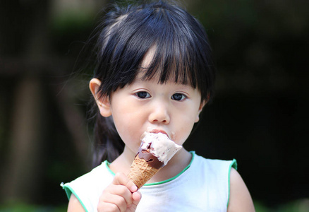 孩子们在花园里吃冰淇淋的女孩