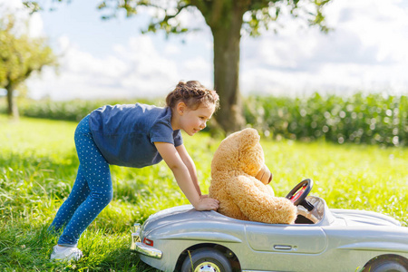 学龄前小孩女孩大玩具车，玩玩大毛绒玩具熊