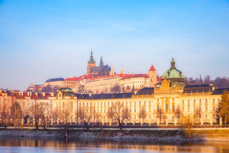 城市景观观的著名布拉格城堡在色彩斑斓的朝阳