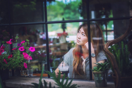亚洲美女放松在咖啡厅