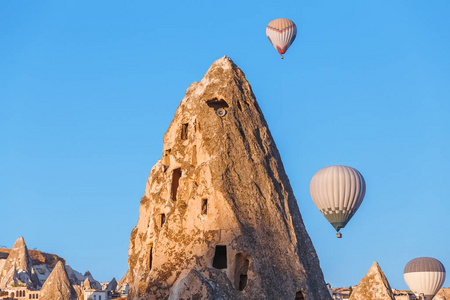 许多热气球飞越格雷梅市的岩石景观, 土耳其