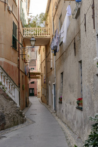 晒着衣服和窄巷，膳宿，意大利