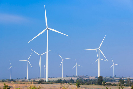 风力涡轮机可再生能源与蓝蓝的天空