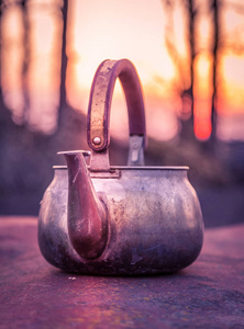 黄昏花园里的旧水壶, 金属表面的水壶