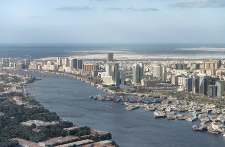空中城市天际线和小河从直升机, 迪拜