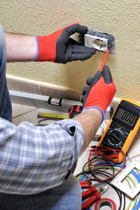 电工技师在住宅电气系统中使用安全设备