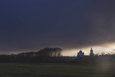 Bogolyubovo 前的威胁天空。修道院剪影。日落