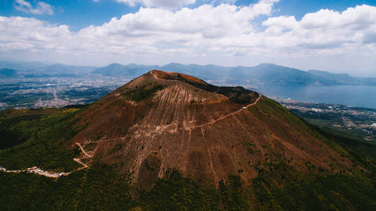 风景优美的维苏威火山从空中观