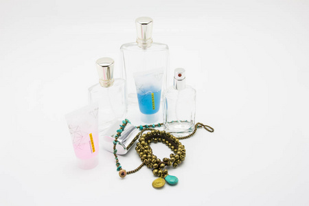 手镯沐浴凝胶和空香水瓶