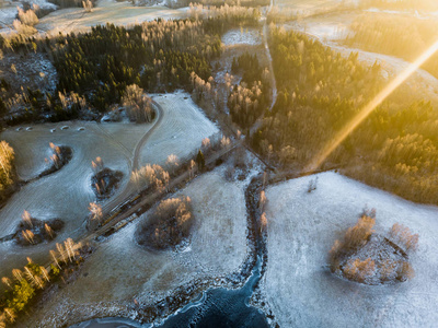 冬太阳耀斑中乡村景观的无人机摄影