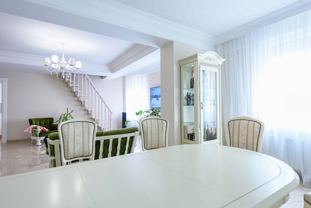 餐厅内白色的颜色。宽角度宽敞的现代室内设计