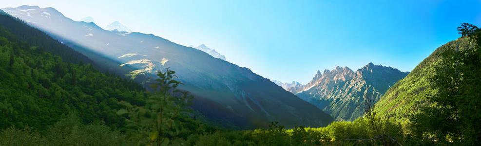 上斯瓦涅季亚高加索山脉全景