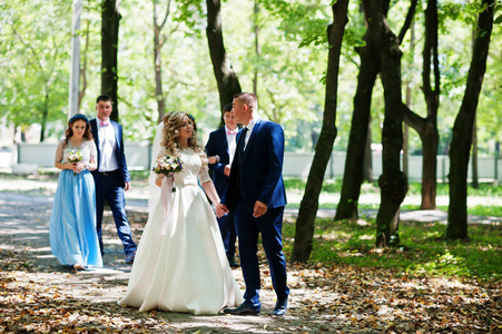 新婚夫妇同在蓝色的伴娘礼服和最佳勒芒医管局