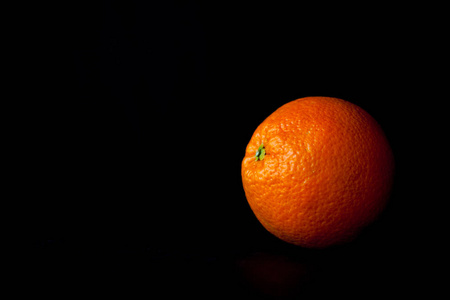 橙色果子隔绝在黑背景