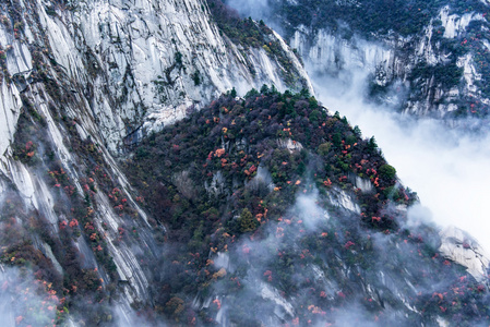 华山。中国最高的五座圣山, 被称为 西山, 以陡峭的小路令人叹为观止的悬崖狭窄的通道和壮观的风景而闻名