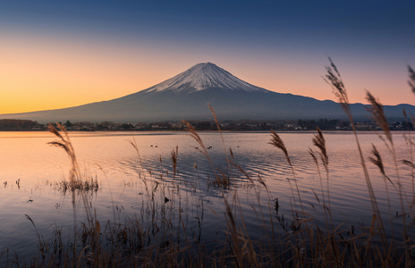 富士山在黎明与平静的湖