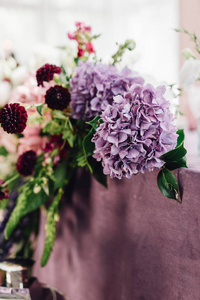 紫色布桌上喜庆花卉图案特写