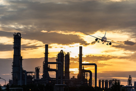 飞机在天空中的炼油厂工业与蓝天和云。石化厂石油工业厂房