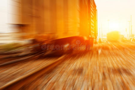 快速列车在轨道上运行图片