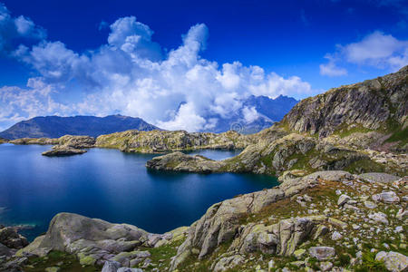 法国阿尔卑斯山上美丽的湖泊