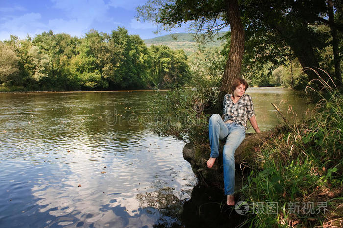 坐在河边的美女照片-正版商用图片0npr95-摄图新视界